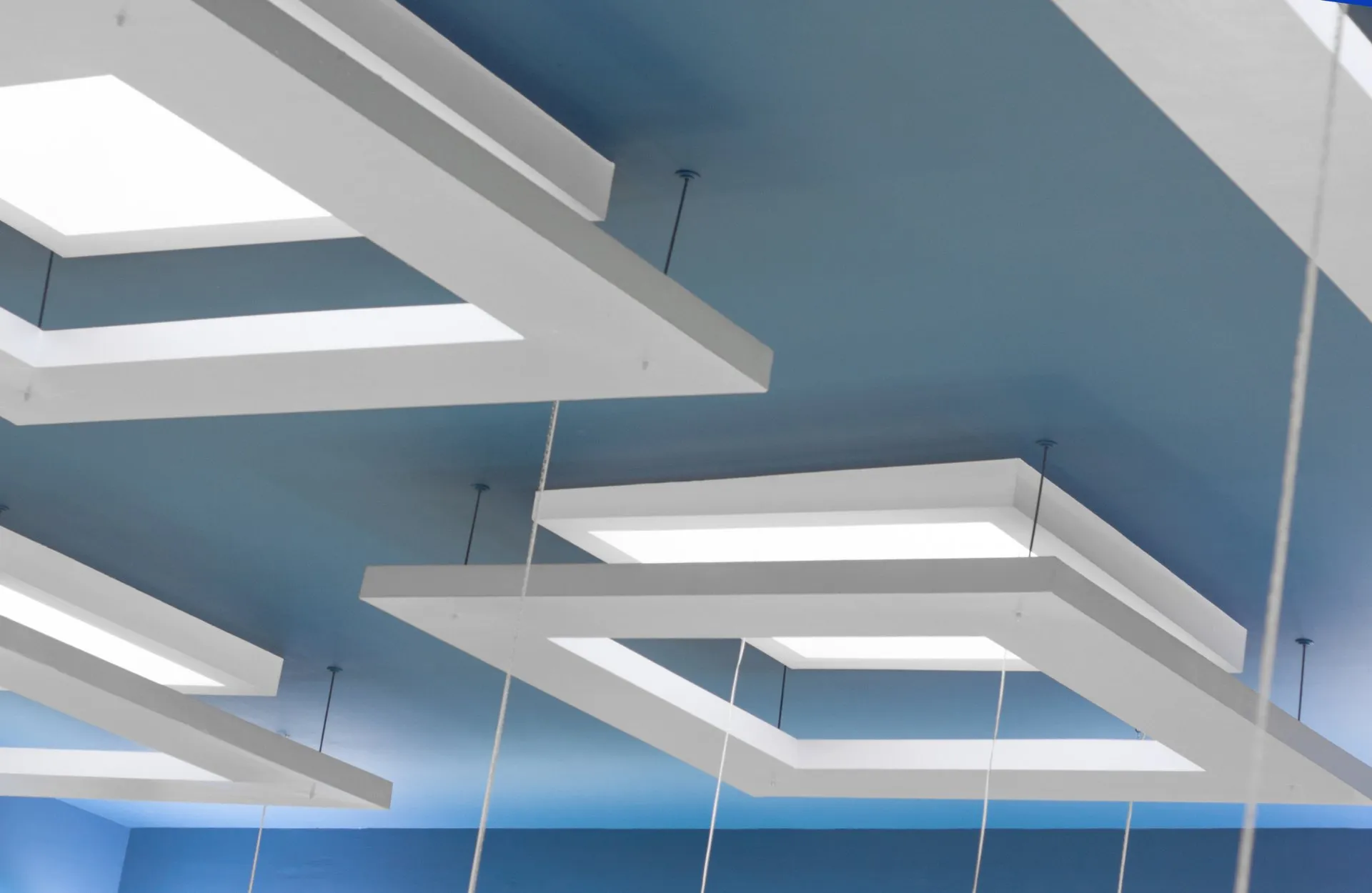 Plafond à caissons suspendus rétroéclairés